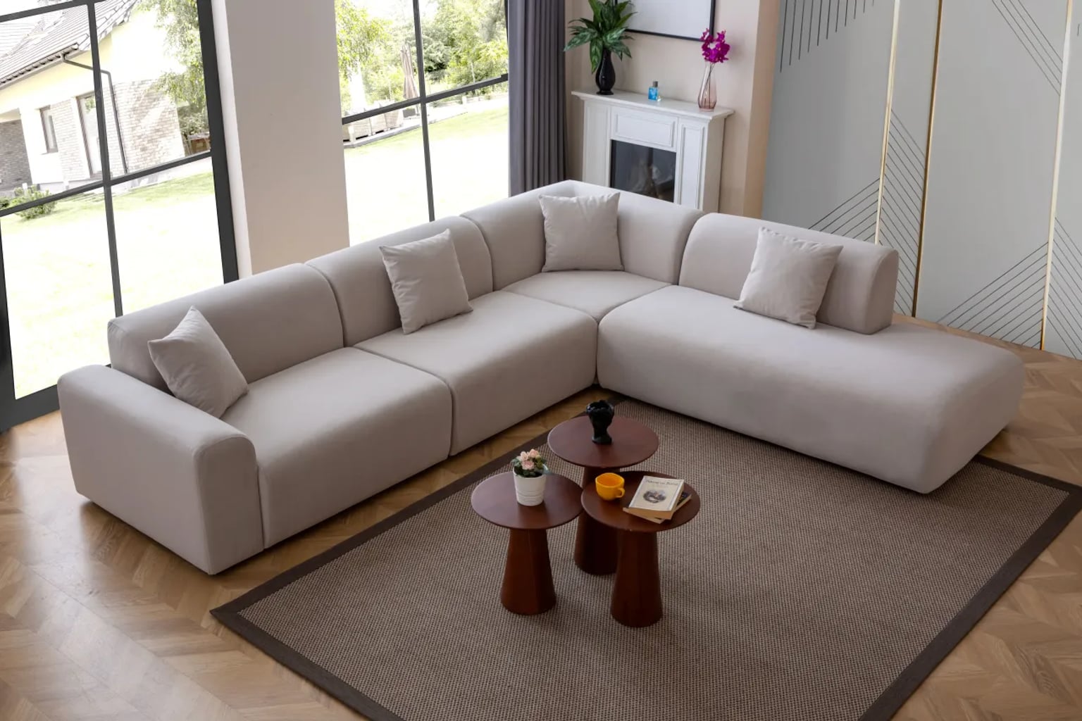 Modern ve şık krem rengi köşe koltuk takımının yer aldığı, doğal ahşap orta sehpa ile tamamlanmış, pencereden süzülen sıcak ışıkla aydınlatılmış ferah bir salon.