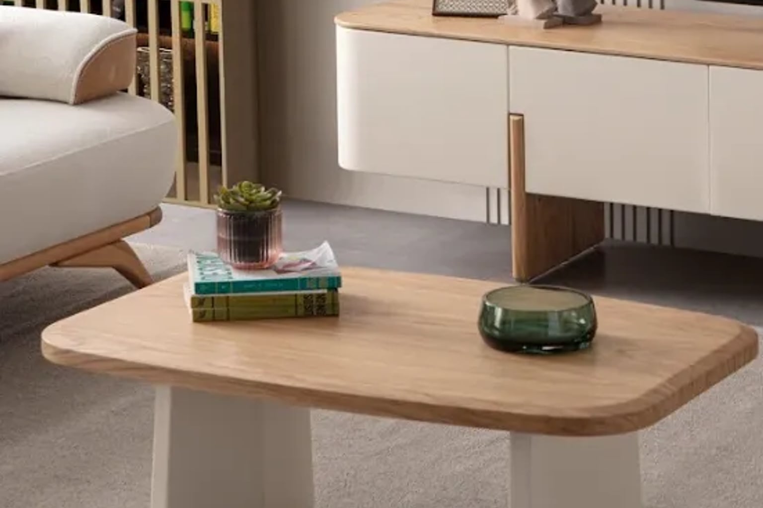 Doğal ahşap ve cam detaylı modern orta sehpa, sıcak ve aydınlık bir salonun merkezinde yer alıyor.