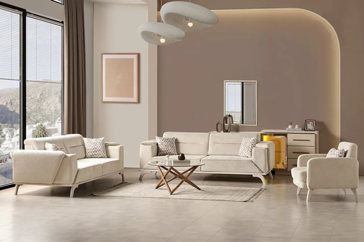 Modern salonun ortasında ahşap sehpalı ve kumaş koltuklu bir oturma grubu, sıcak doğal ışıkla aydınlatılmış, krem ve bej tonları hakim, koyu yeşil kırlentler ve ahşap dokularla zenginleştirilmiş.