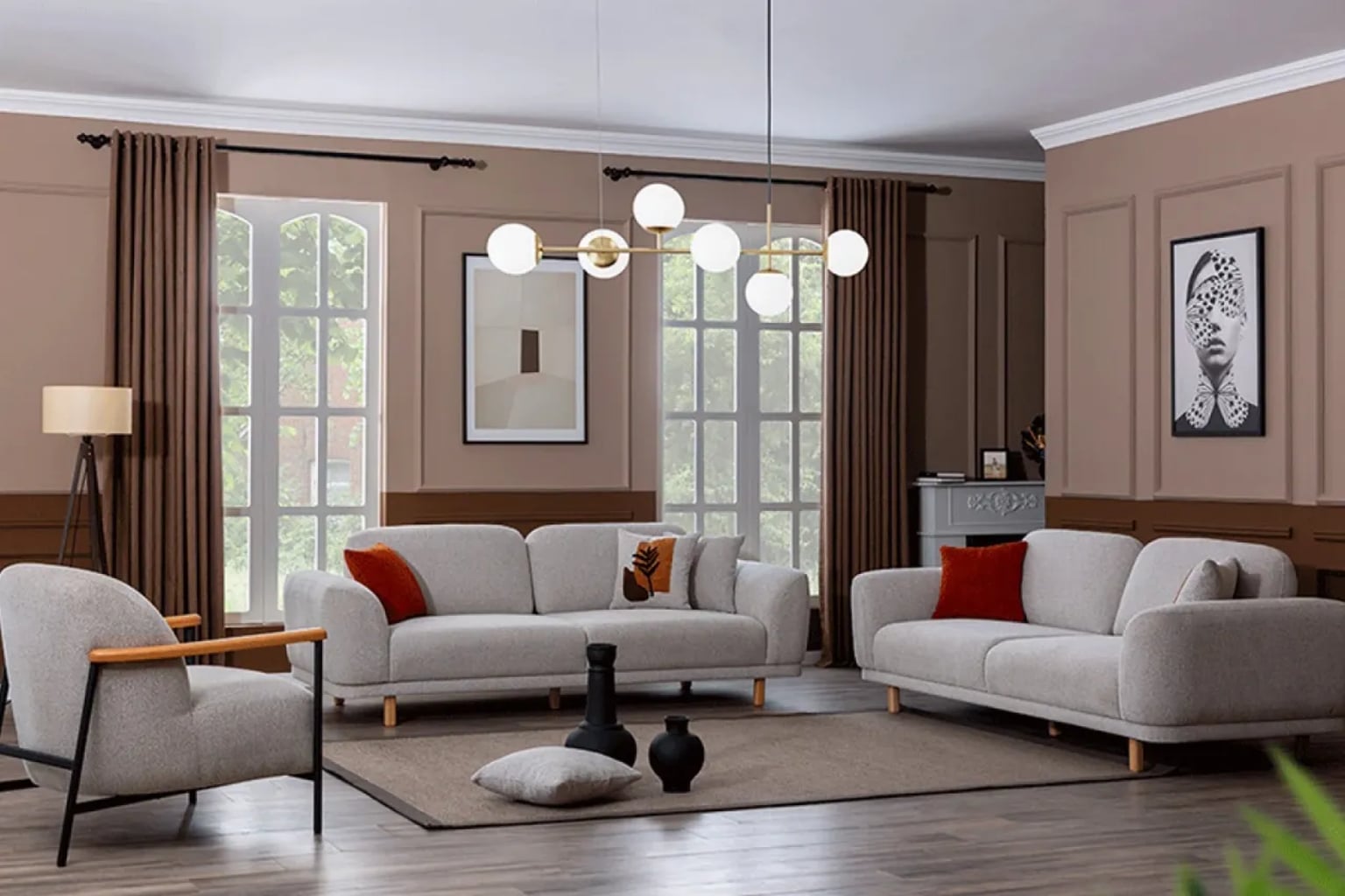 Açık renkli duvarlarla uyumlu, krem rengi bir koltuk takımının yer aldığı sıcak ve modern bir salon.