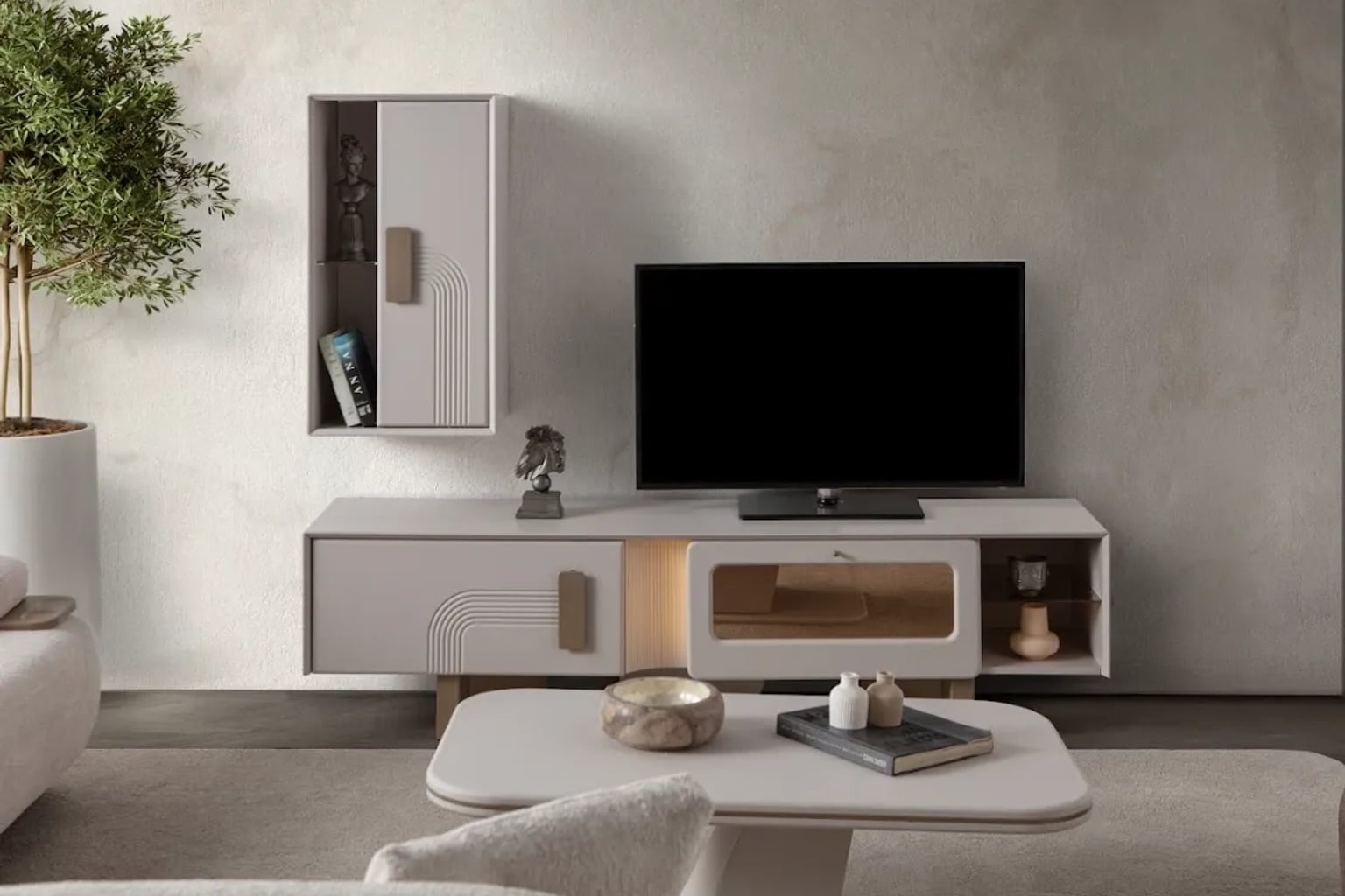 Modern bir TV ünitesinin, dokulu koyu yeşil bir duvar paneli ile ortalanmış görüntüsü.