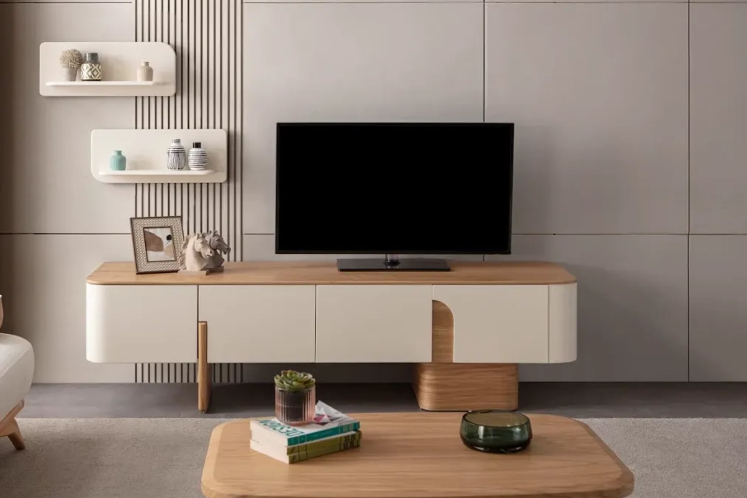 Sıcak ahşap ve metal detaylı modern TV ünitesi ile aydınlık bir salon.
