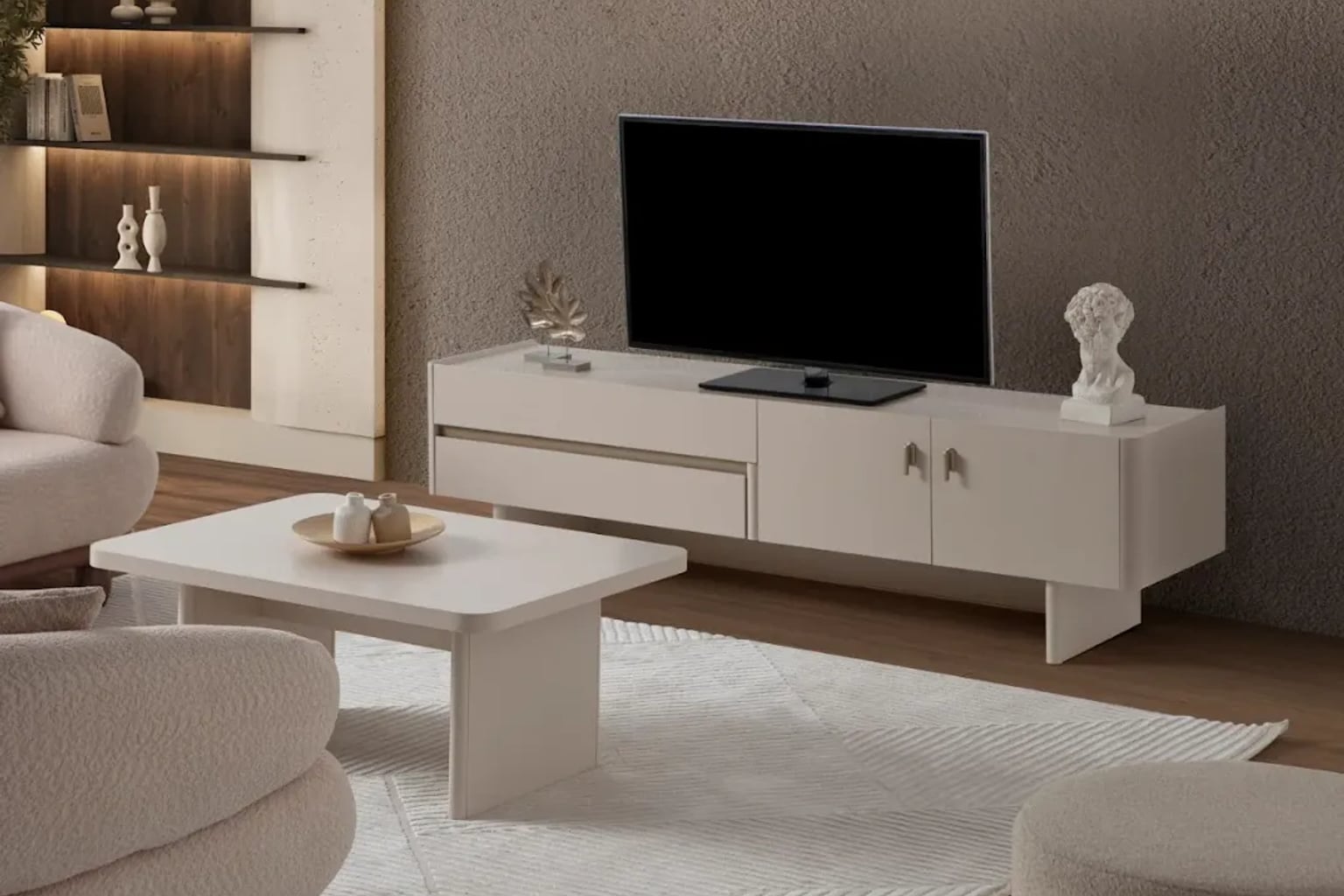 Modern ahşap TV ünitesi ve zarif dekorasyonun bulunduğu, sıcak tonlarda aydınlatılmış şık bir salon.