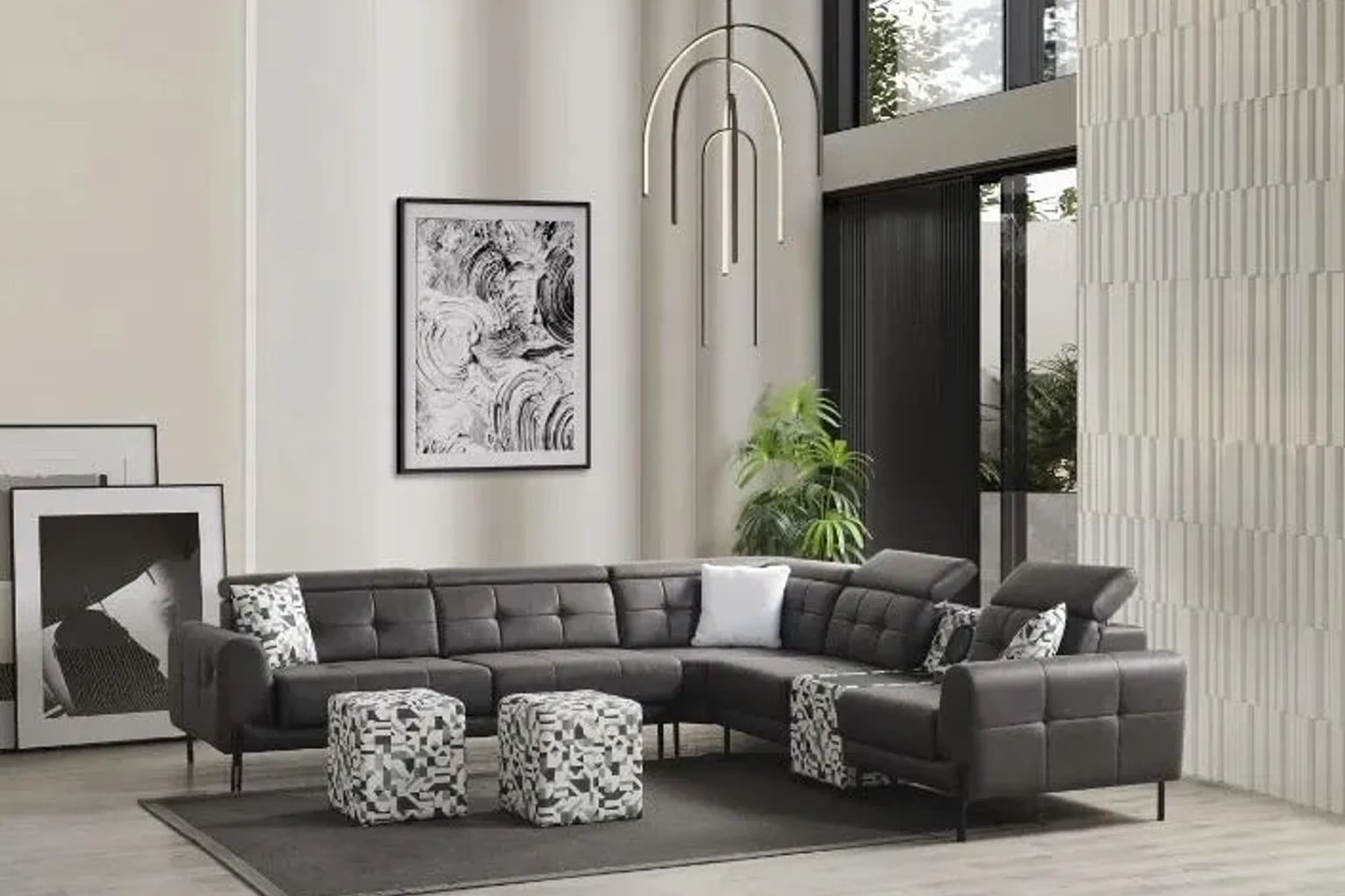 Sıcak ve davetkar bir atmosferde, bej rengi kumaş koltuk takımının ve ahşap sehpanın bulunduğu, pencerelerden gelen doğal ışık ve zarif lambalarla aydınlatılmış modern bir salon.