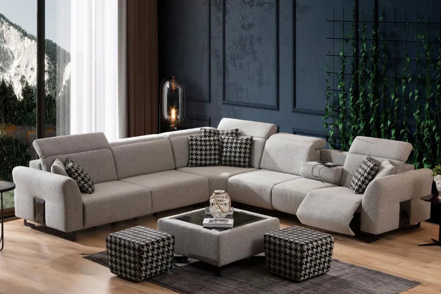 Zümrüt yeşili kadife bir koltuğun merkezde olduğu, katmanlı tekstillerle (kalın örgü battaniye, yumuşak kırlentler) zenginleştirilmiş, sıcak ve modern bir salon. Geniş bir pencereden gelen doğal ışık mekanı aydınlatıyor. Ahşap sehpa ve sıcak nötr tonlardaki dekoratif objelerle tamamlanmış.