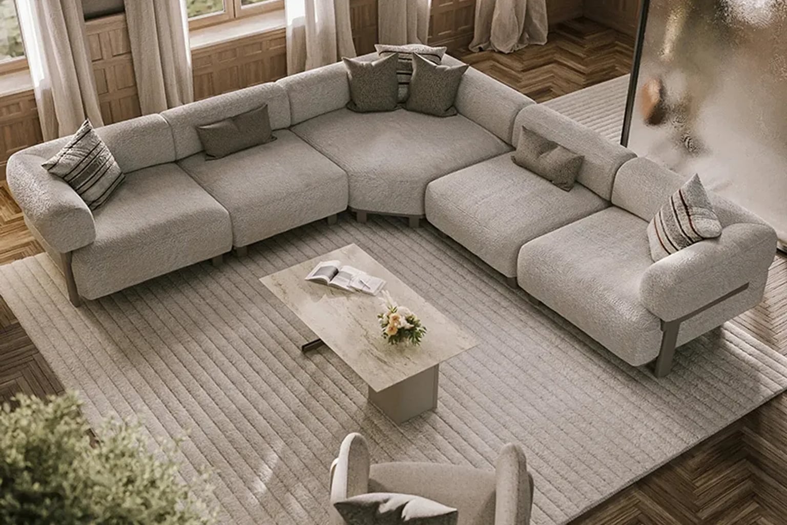 Modern ve zarif L şekilli, krem renkli köşe koltuk takımının merkezde olduğu, doğal ışıkla aydınlanmış sıcak bir salon. Ahşap sehpa ve yeşil tonlarda aksesuarlar ile dekore edilmiş yaşam alanı.